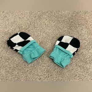 Lovevery Black&White Mittens 0-12 weeks